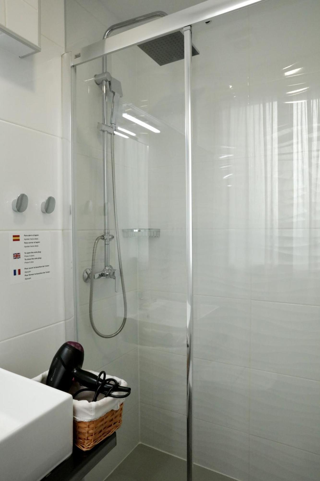Hostal Royal Cruz Madrid Exterior foto