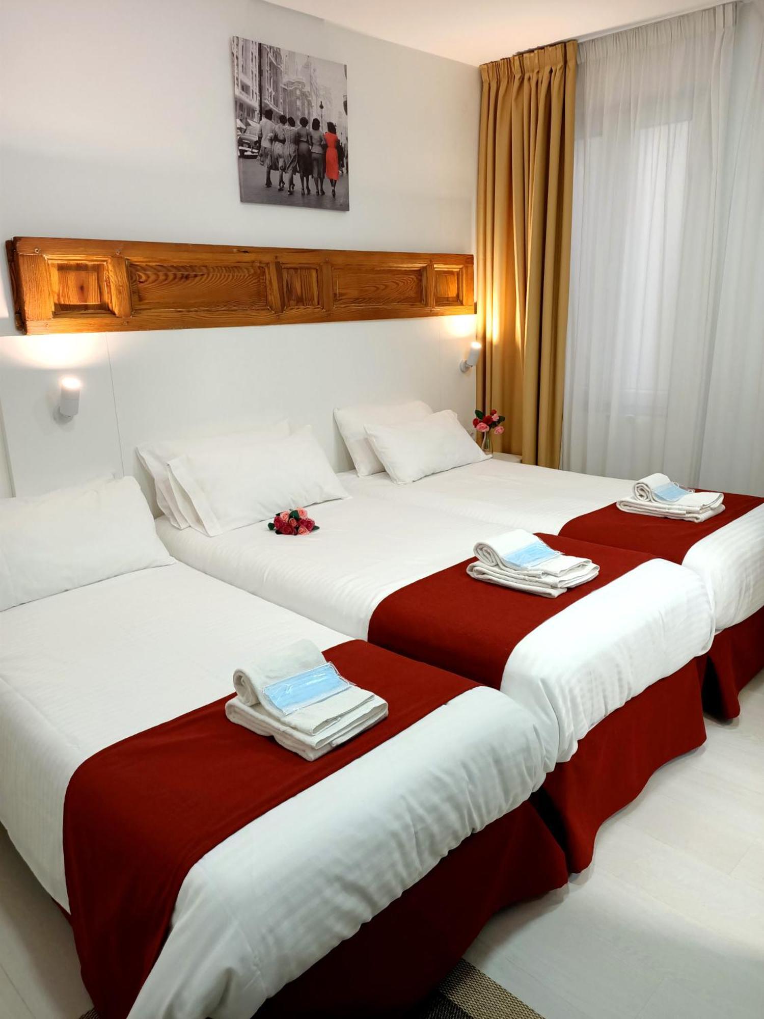 Hostal Royal Cruz Madrid Exterior foto